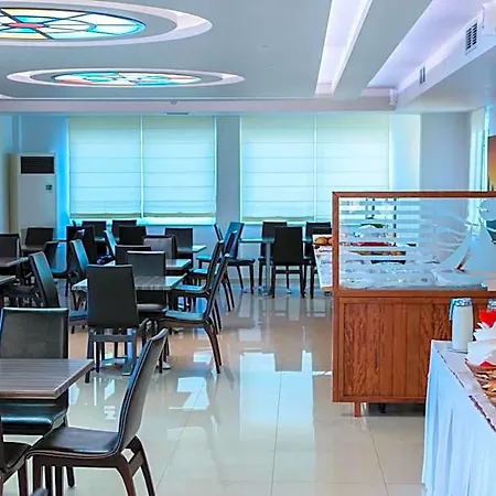 Otel Junior Íria